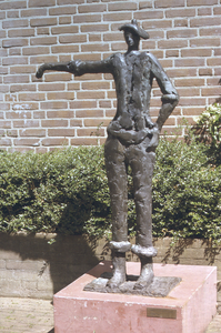 871957 Afbeelding van het bronzen beeldhouwwerk 'Abraham weet waar hij de mosterd haalde' van Alex Garcia, op de hoek ...